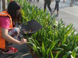 Petugas Beri Sanksi Sosial Warga DKI yang Tak Pakai Masker Saat CFD