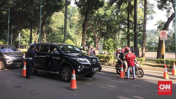Warga DKI Jakarta yang ingin berolahraga terlihat memedati Gelora Bung Karno, Jakarta Selatan