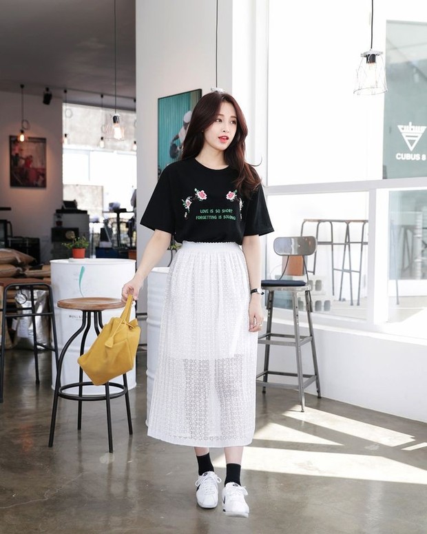 Pinterest.com/koreanstyle kaos dan midi skirt