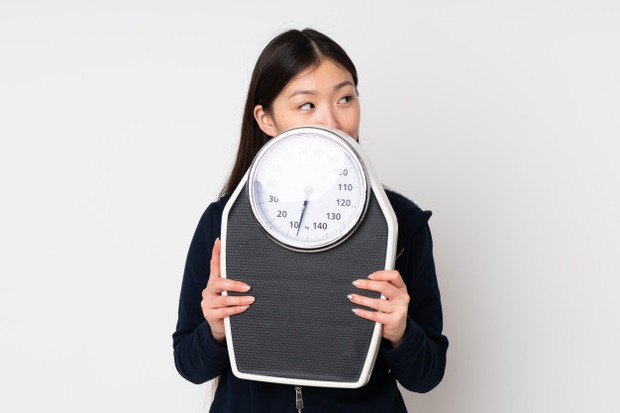 Ilustrasi wanita menurunkan berat badan