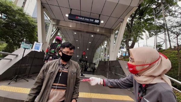 Bagi-bagi Masker Gratis di HUT DKI