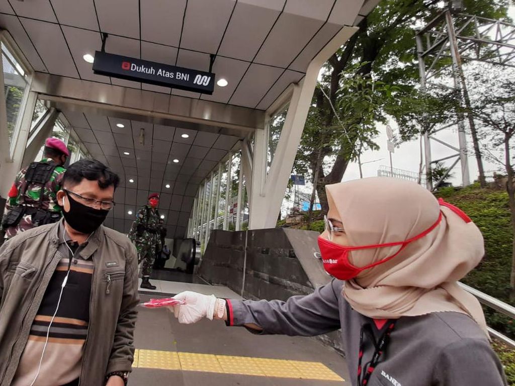 Bagi-bagi Masker Gratis di HUT DKI Bagi-bagi Masker Gratis di HUT DKI