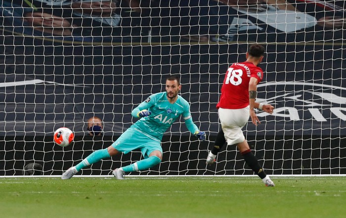 LONDON, ENGLAND - JUNE 19:  Bruno Fernandes scores his sides first goal from the penalty spot during the Premier League match between Tottenham Hotspur and Manchester United at Tottenham Hotspur Stadium on June 19, 2020 in London, England. (Photo by Matt Childs/ Pool via Getty Images)