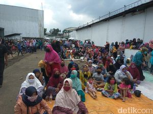 Gaji dan Pesangon 2 Tahun Belum Dibayar, Ribuan Buruh Garmen di Cimahi Demo