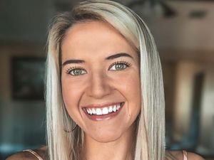 Mancing Ikan Pakai Bikini, Wanita Ini Dijuluki Pemancing Terseksi di Dunia