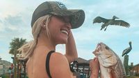 Foto: Ini Pemancing Terseksi di Dunia yang Hobi Mancing Pakai Bikini