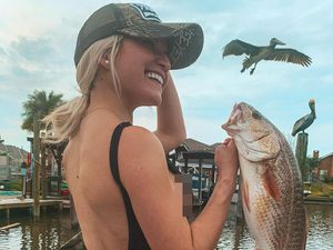 Foto: Ini Pemancing Terseksi di Dunia yang Hobi Mancing Pakai Bikini