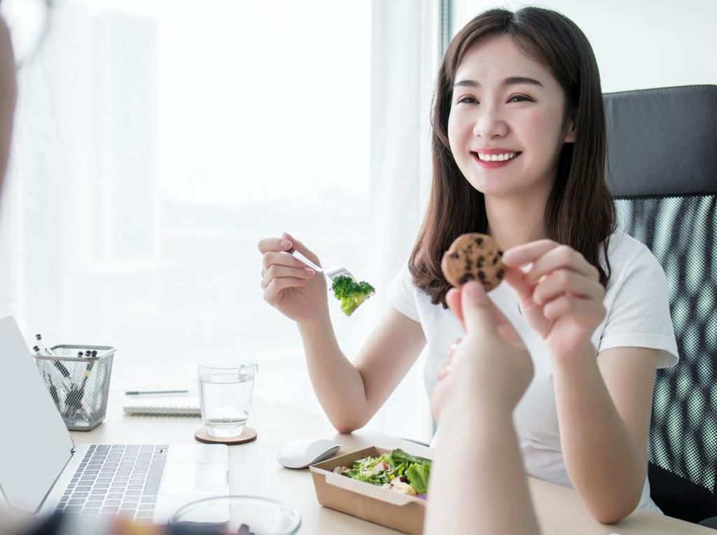 Jangan Asal Makan, Ini Camilan Tepat Saat Kembali Ngantor Jangan Asal Makan, Ini Camilan Tepat Saat Kembali Ngantor