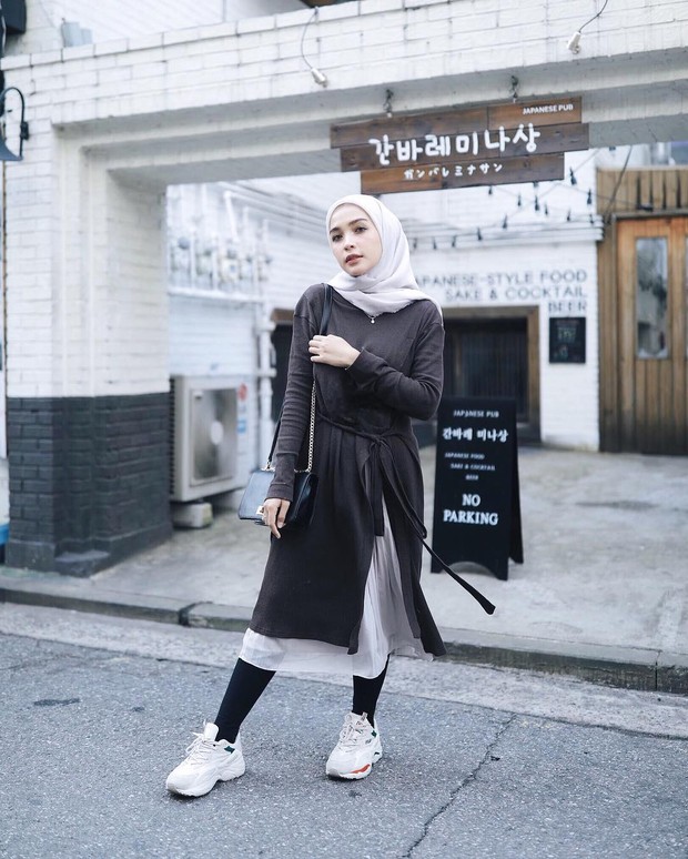 https://www.instagram.com/hamidahrachmayanti/ Stocking juga bisa dipadukan dengan mid dress. Perpaduan ini bikin penampilan makin chic dan girly.