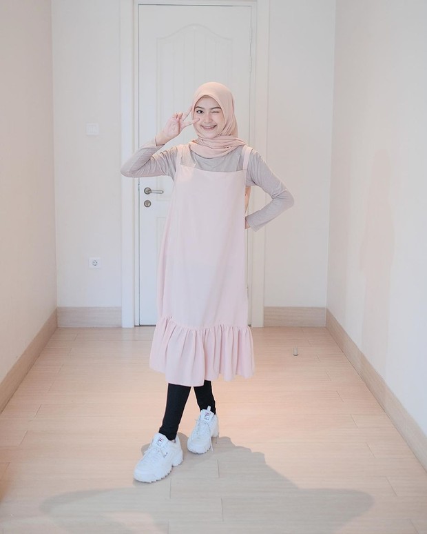 https://www.instagram.com/saritiw/ Mix and match stocking dan overall dress dapat membuat penampilan terlihat trendi seperti hijabers.
