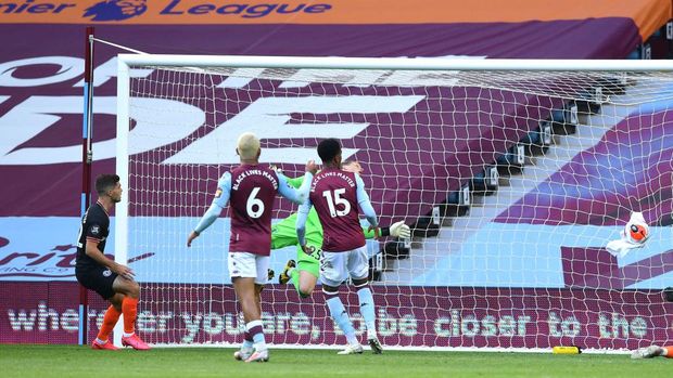 BIRMINGHAM, ENGLAND - JUNE 21: Christian Pulisic of Chelsea scores his teams first goal during the Premier League match between Aston Villa and Chelsea FC at Villa Park on June 21, 2020 in Birmingham, England. Football Stadiums around Europe remain empty due to the Coronavirus Pandemic as Government social distancing laws prohibit fans inside venues resulting in all fixtures being played behind closed doors. (Photo by Justin Tallis/Pool via Getty Images)
