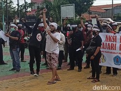 Sekelompok Orang Berunjuk Rasa di Tengah Masa PKM Corona Brebes
