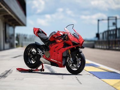 Penampakan Ducati Panigale V4R dari 15 Ribu Keping Lego