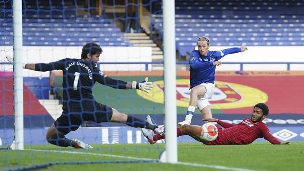 Everton's Tom Davies narrowly misses a chance to score during the English Premier League soccer match between Everton and Liverpool at Goodison Park in Liverpool, England, Sunday, June 21, 2020. (AP photo/Jon Super, Pool)