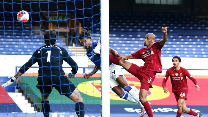 LIVERPOOL, ENGLAND - JUNE 21: Dominic Calvert-Lewin of Everton misses a chance as Fabinho of Liverpool high kicks during the Premier League match between Everton FC and Liverpool FC at Goodison Park on June 21, 2020 in Liverpool, England. Football Stadiums around Europe remain empty due to the Coronavirus Pandemic as Government social distancing laws prohibit fans inside venues resulting in all fixtures being played behind closed doors. (Photo by Jon Super/Pool via Getty Images)