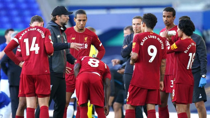 LIVERPOOL, ENGLAND - JUNE 21: Jurgen Klopp, Manager of Liverpool speaks with his team during a drinks break during the Premier League match between Everton FC and Liverpool FC at Goodison Park on June 21, 2020 in Liverpool, England. Football Stadiums around Europe remain empty due to the Coronavirus Pandemic as Government social distancing laws prohibit fans inside venues resulting in all fixtures being played behind closed doors. (Photo by Jon Super/Pool via Getty Images)