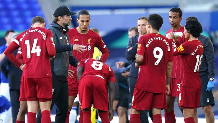 Everton vs Liverpool LIVERPOOL, ENGLAND - JUNE 21: Jurgen Klopp, Manager of Liverpool speaks with his team during a drinks break during the Premier League match between Everton FC and Liverpool FC at Goodison Park on June 21, 2020 in Liverpool, England. Football Stadiums around Europe remain empty due to the Coronavirus Pandemic as Government social distancing laws prohibit fans inside venues resulting in all fixtures being played behind closed doors. (Photo by Jon Super/Pool via Getty Images)