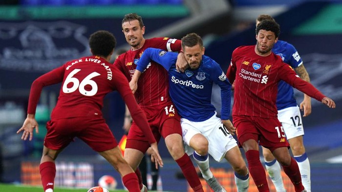 LIVERPOOL, ENGLAND - JUNE 21: Gylfi Sigurdsson of Everton battles for possession with Jordan Henderson of Liverpool and Alex Oxlade-Chamberlain of Liverpool as Trent Alexander-Arnold of Liverpool looks on during the Premier League match between Everton FC and Liverpool FC at Goodison Park on June 21, 2020 in Liverpool, England. Football Stadiums around Europe remain empty due to the Coronavirus Pandemic as Government social distancing laws prohibit fans inside venues resulting in all fixtures being played behind closed doors. (Photo by Jon Super/Pool via Getty Images)