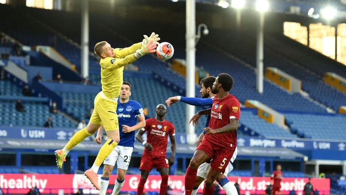 LIVERPOOL, ENGLAND - JUNE 21: Jordan Pickford of Everton attempts to make a save during the Premier League match between Everton FC and Liverpool FC at Goodison Park on June 21, 2020 in Liverpool, England. Football Stadiums around Europe remain empty due to the Coronavirus Pandemic as Government social distancing laws prohibit fans inside venues resulting in all fixtures being played behind closed doors. (Photo by Peter Powell/Pool via Getty Images)