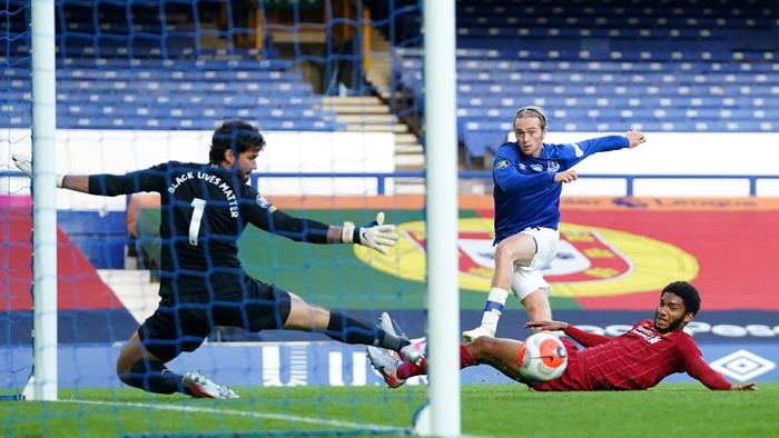 LIVERPOOL, ENGLAND - JUNE 21: Tom Davies of Everton hits the post during the Premier League match between Everton FC and Liverpool FC at Goodison Park on June 21, 2020 in Liverpool, England. Football Stadiums around Europe remain empty due to the Coronavirus Pandemic as Government social distancing laws prohibit fans inside venues resulting in all fixtures being played behind closed doors. (Photo by Jon Super/Pool via Getty Images)