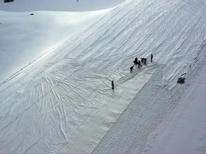 Gletser Presena Mencair, Italia Pasang Terpal Raksasa