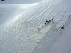 Gletser Presena Mencair, Italia Pasang Terpal Raksasa