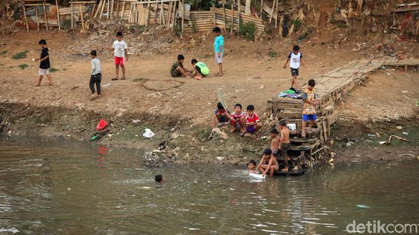 Hiburan Murah Meriah Anak-anak di Bantaran Banjir Kanal Barat