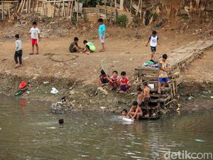 Hiburan Murah Meriah Anak-anak di Bantaran Banjir Kanal Barat