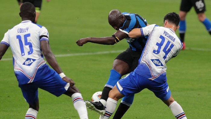 MILAN, ITALY - JUNE 21:  Romelu Lukaku of FC Internazionale is challenged by Maya Yoshida of UC Sampdoria during the Serie A match between FC Internazionale and UC Sampdoria at Stadio Giuseppe Meazza on June 21, 2020 in Milan, Italy.  (Photo by Emilio Andreoli/Getty Images)