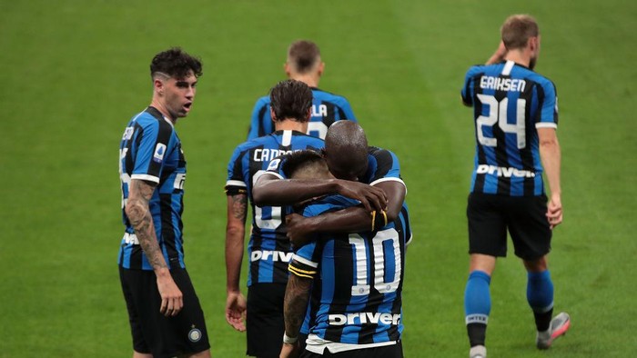 MILAN, ITALY - JUNE 21:  Lautaro Martinez of FC Internazionale celebrates his goal with his team-mate Romelu Lukaku during the Serie A match between FC Internazionale and UC Sampdoria at Stadio Giuseppe Meazza on June 21, 2020 in Milan, Italy.  (Photo by Emilio Andreoli/Getty Images)