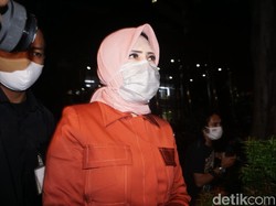 Usai Diperiksa KPK di Kasus Suap-Gratifikasi Rp 46 M, Istri Nurhadi Bungkam