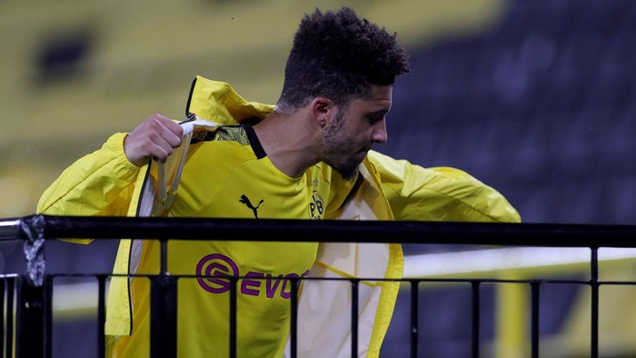 DORTMUND, GERMANY - JUNE 17: Jadon Sancho of Dortmund walks to the bench after being substituted during the Bundesliga match between Borussia Dortmund and 1. FSV Mainz 05 at Signal Iduna Park on June 17, 2020 in Dortmund, Germany. (Photo by Friedemann Vogel/Pool via Getty Images)
