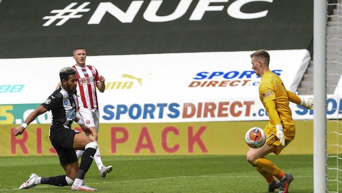 Joelinton scores Newcastles third goal during the English Premier League soccer match between Newcastle United and Sheffield United at St James Park stadium in NewCastle, England, Sunday, June 21, 2020. (Michael Regan/Pool via AP)