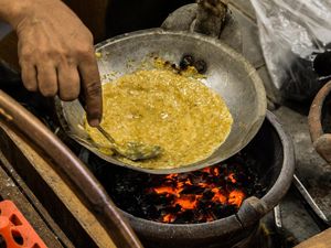 Kerak Telor Mpok Yani Eksis di Tengah Riuhnya Makanan Kekinian