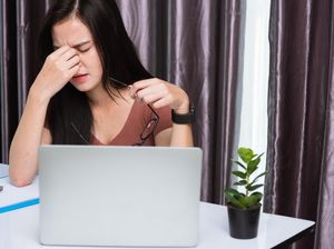 WFH Sering Tatap Layar Laptop? Ini 4 Tips Buat Jaga Kesehatan Mata