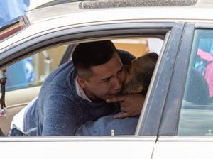 Pria Ini Viral karena Berikan Nafas Buatan ke Neneknya yang Sakit Corona