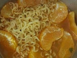 5 Kreasi Aneh Mie Instan, Pakai Cokelat hingga Buah Segar