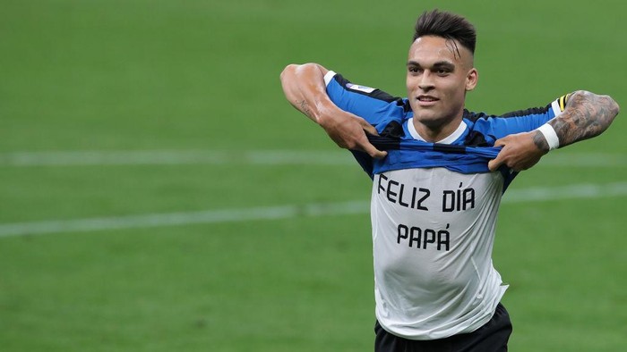 MILAN, ITALY - JUNE 21:  Lautaro Martinez of FC Internazionale celebrates his goal during the Serie A match between FC Internazionale and UC Sampdoria at Stadio Giuseppe Meazza on June 21, 2020 in Milan, Italy.  (Photo by Emilio Andreoli/Getty Images)
