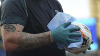 Bola juga selalu dilap dengan cairan disinfektan.