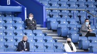Legenda Liverpool Kenny Dalglish duduk di tribun penonton yang kosong. Peter Powell/Pool via AP.