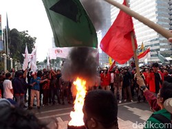 Massa Mahasiswa di Kemendikbud Bakar Ban, Minta Audiensi dengan Nadiem