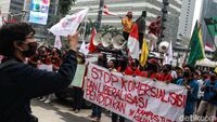 Mahasiswa Geruduk Kemendikbud Tuntut Pemotongan Biaya Kuliah