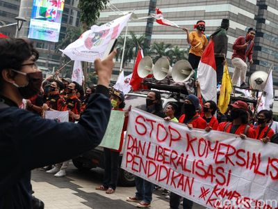 Mahasiswa Geruduk Kemendikbud Tuntut Pemotongan Biaya Kuliah