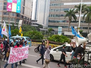 Mahasiswa Lakukan Aksi Long March ke Kemendikbud, Lalu Lintas Tersendat Mahasiswa Lakukan Aksi Long March ke Kemendikbud, Lalu Lintas Tersendat