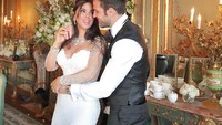 Tahun 2018, Cesc Fabregas menikah dengan Daniella Semaan. Seorang model asal Lebanon dan kala itu Daniella adalah seorang janda beranak dua (Instagram/cescf4bregas)