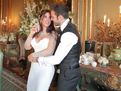 Tahun 2018, Cesc Fabregas menikah dengan Daniella Semaan. Seorang model asal Lebanon dan kala itu Daniella adalah seorang janda beranak dua (Instagram/cescf4bregas)