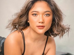 Lagu Cinta Marion Jola yang Lagi Kasmaran dengan Gitarisnya