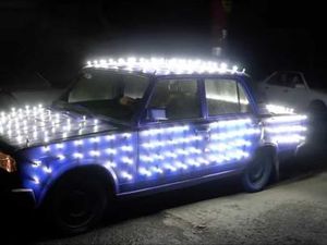 Silau Men, Mobil Ini Dipasangi 300 Buah Lampu LED Silau Men, Mobil Ini Dipasangi 300 Buah Lampu LED