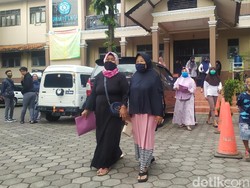 Pengumuman PPDB Jabar Terkendala Internet, Ortu di Cianjur Datangi Sekolah