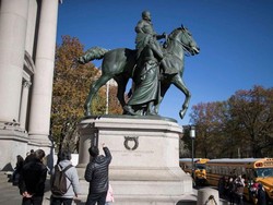 Seabad Berdiri, Patung Bersejarah Theodore Roosevelt di New York Dirusak